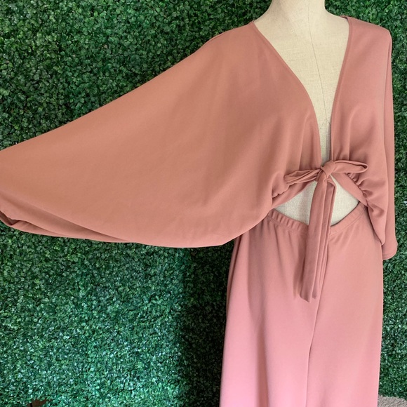 Dotted Pattern Batwing Sleeved Jumpsuit